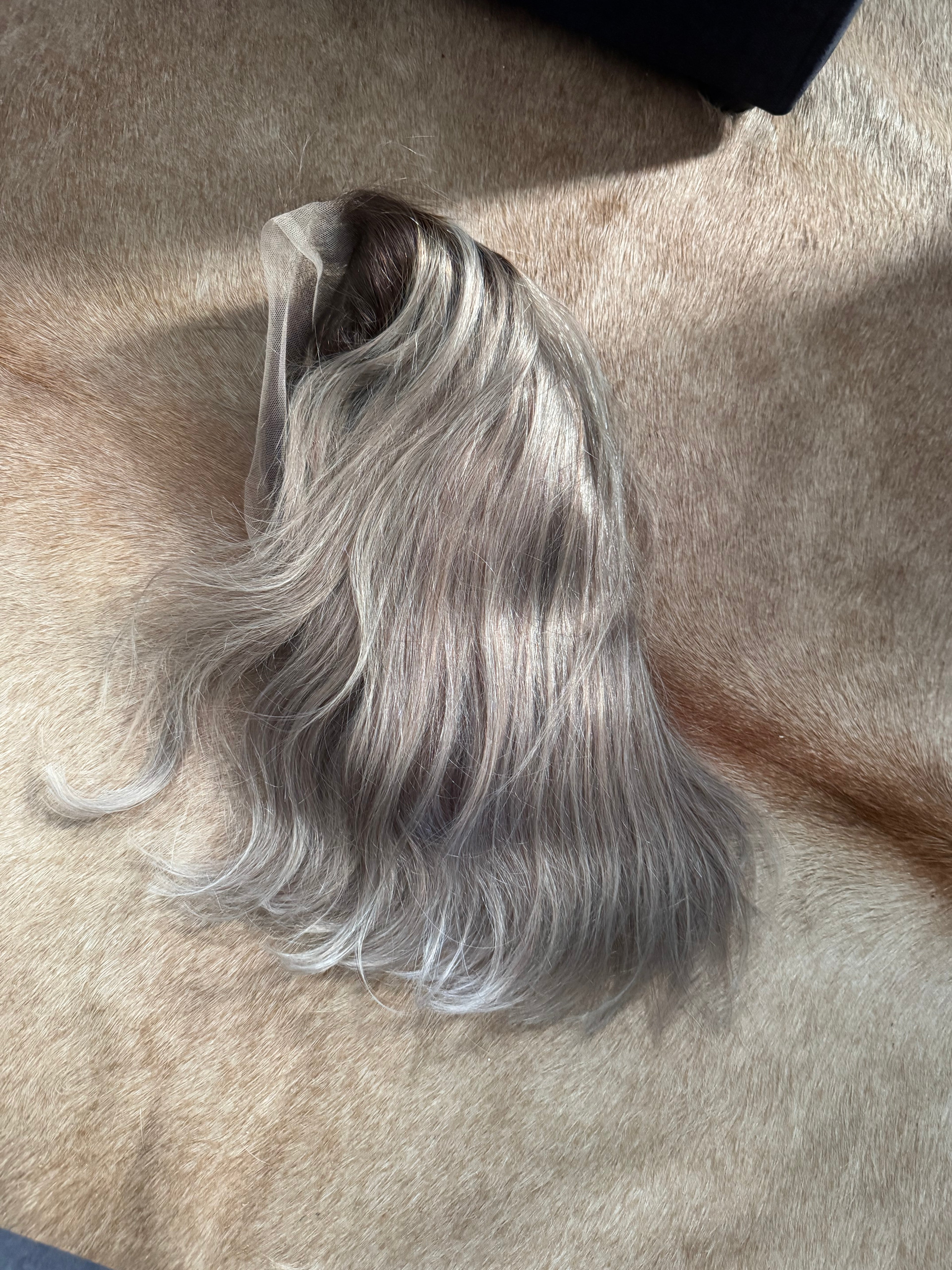 Silver Mist – zilvergrijze pruik met donkere aanzet
 14 inch